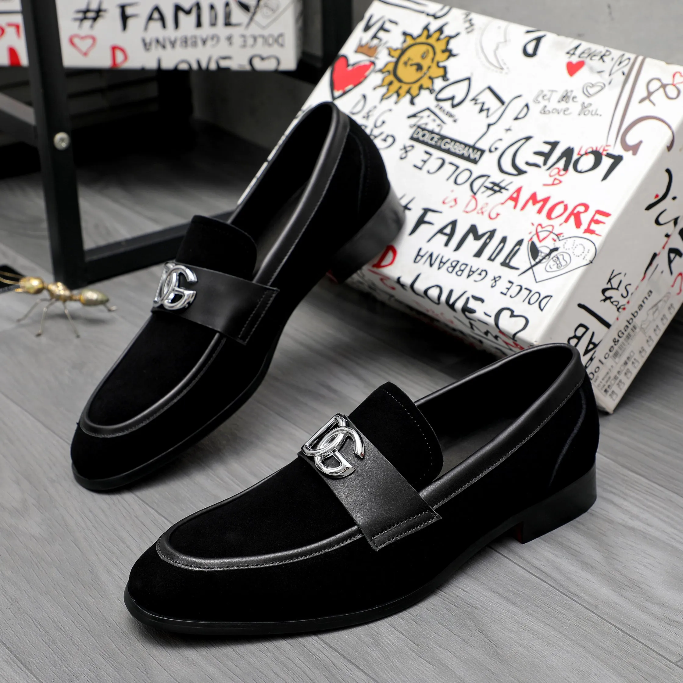 Men's shoes 💰500 Product trademark: DG (Dolce & Gabbana) business casual leather shoes Regular size: 38-45 (45 is custom-made and non-returnable) Product materials: Selected frosted cowhide upper, cowhide lining, original outsole